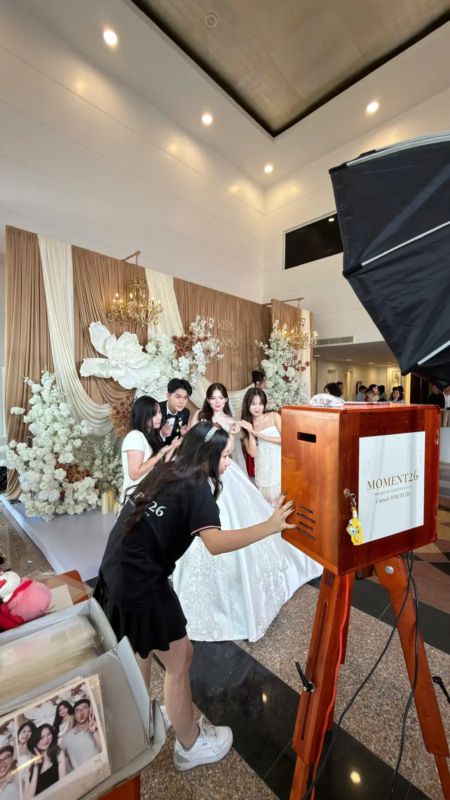 Cô dâu và khách mời chụp ảnh trước booth